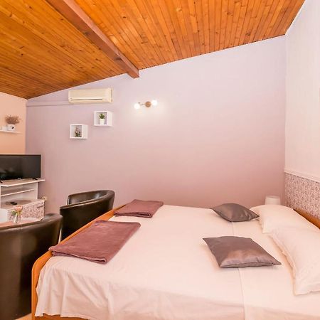 Apartments And Room Zinka Vodice Extérieur photo