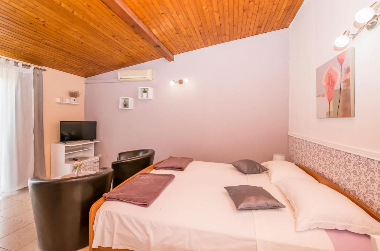 Apartments And Room Zinka Vodice Extérieur photo