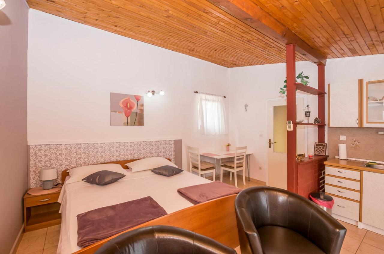 Apartments And Room Zinka Vodice Extérieur photo