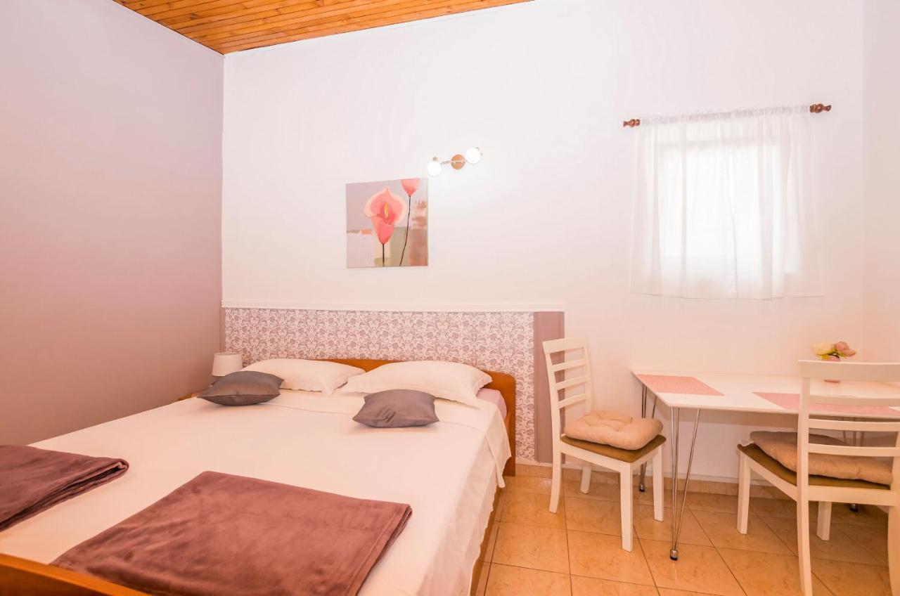 Apartments And Room Zinka Vodice Extérieur photo